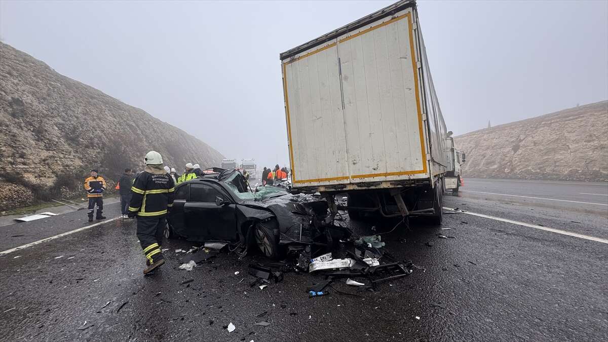 Yoğun sis zincirleme kazaya yol açtı! 2 ölü, çok sayıda yaralı var 7